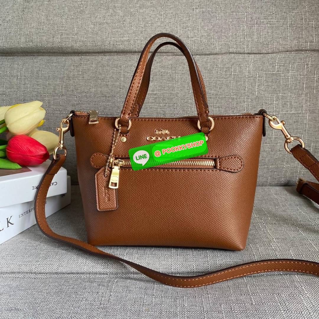 Coach Mini Gallery Crossbody With Stripe Heart Print (coach ca793) กระเป๋าสะพายข้าง เทรนรุ่นเล็กมาแรงวัสดุหนังแท้ทั้งใบ เปิดปิดด้วยซิป มีช่องใส่บัตรเครดิต 2 ช่อง ซับในผ้า สายสะพายถอดได้ สามารถสะพายข้างหรือสะพายไหล่ได้