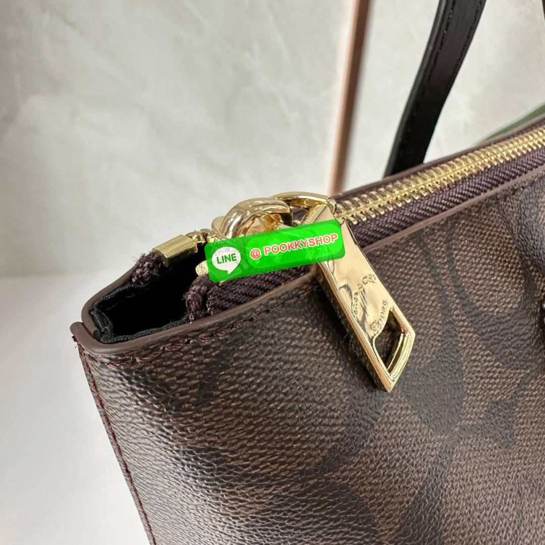Coach 4455 ZIP TOP TOTE IN SIGNATURE CANVAS กระเป๋าสะพายไหล่ทรง Tote เปิด-ปิดกระเป๋าด้วยซิป ป้องกันของตกหล่น ภายในกว้างใส่สัมภาระได้เยอะ มีช่องเล็กใส่ของจุกจิก วัสดุแคนวาส หูจับหนังแท้ ถือไปเที่ยว ไปทำงาน สะดวกเลยค้า