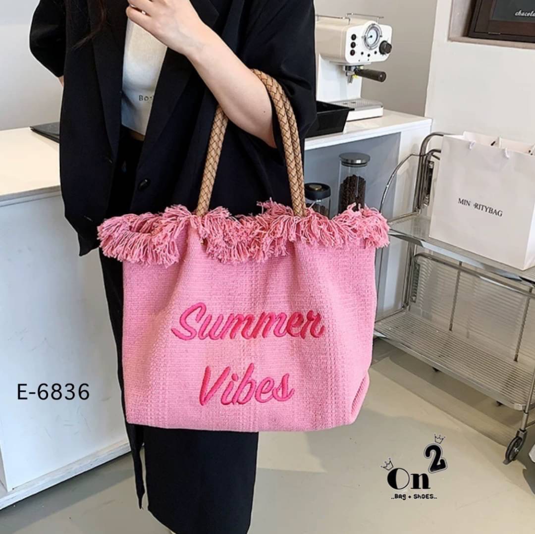 กระเป๋าสะพายแฟชั่นทรงชอปปิ้ง แต่งขอบปล่อยพู่ดูเก๋ ใบใหญ่ใช้งานง่าย จุของได้เยอะเลยค่ะ พร้อมส่งน้า