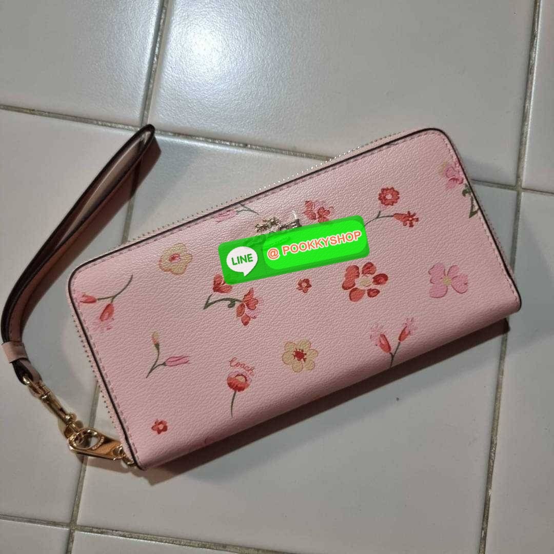 COACH C8695 LONG ZIP AROUND WALLET IN SIGNATURE CANVAS WITH MYSTICAL FLORAL PRINT พร้อมเสิร์ฟความหรู กับคอลใหม่ล่าสุด กระเป๋าสตางค์ใบยาวกึ่งคล้องมือ มาในดีไซน์ผู้ดี เรียบหรู ถือใช้แล้วขับผิวมาก ลวดลายดอกไม้คละเคล้าสวยงาม วัสดุหนังแคนวาสเคลือบลาย มาพร้อมสา
