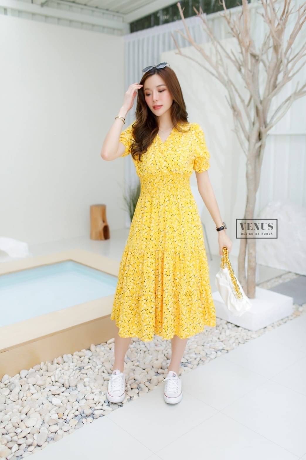 'm Lady By Venus Flora Maxidress แม๊กซี่เดรสพิมพ์ลายดอกไม้ คอวีทรงป้ายอก ช่วงอกแต่งจั๊มยืดตามตัวนะคะ แม๊ทกับรองเท้าผ้าใบก็น่ารักคะ