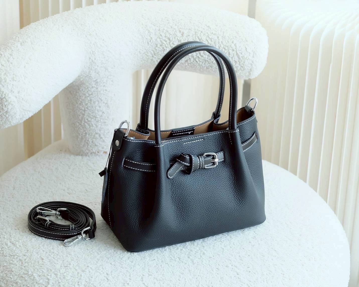 กระเป๋าหนังแท้ทรงtote งานหนังแท้💯 Genuine leather หนังลาย togo รักษาง่าย ใช้งานได้ยาวนาน ขนาดกำลังดี น้ำหนักเบา มีสายสะพายยาว หนังแท้มีความคงทนและสามารถใช้งานได้ยาวนาน เมื่อได้รับการดูแลที่ดี หนังจะมีความนุ่มและยืดหยุ่น แต่ยังคงแข็งแรง นอกจากนี้ ห