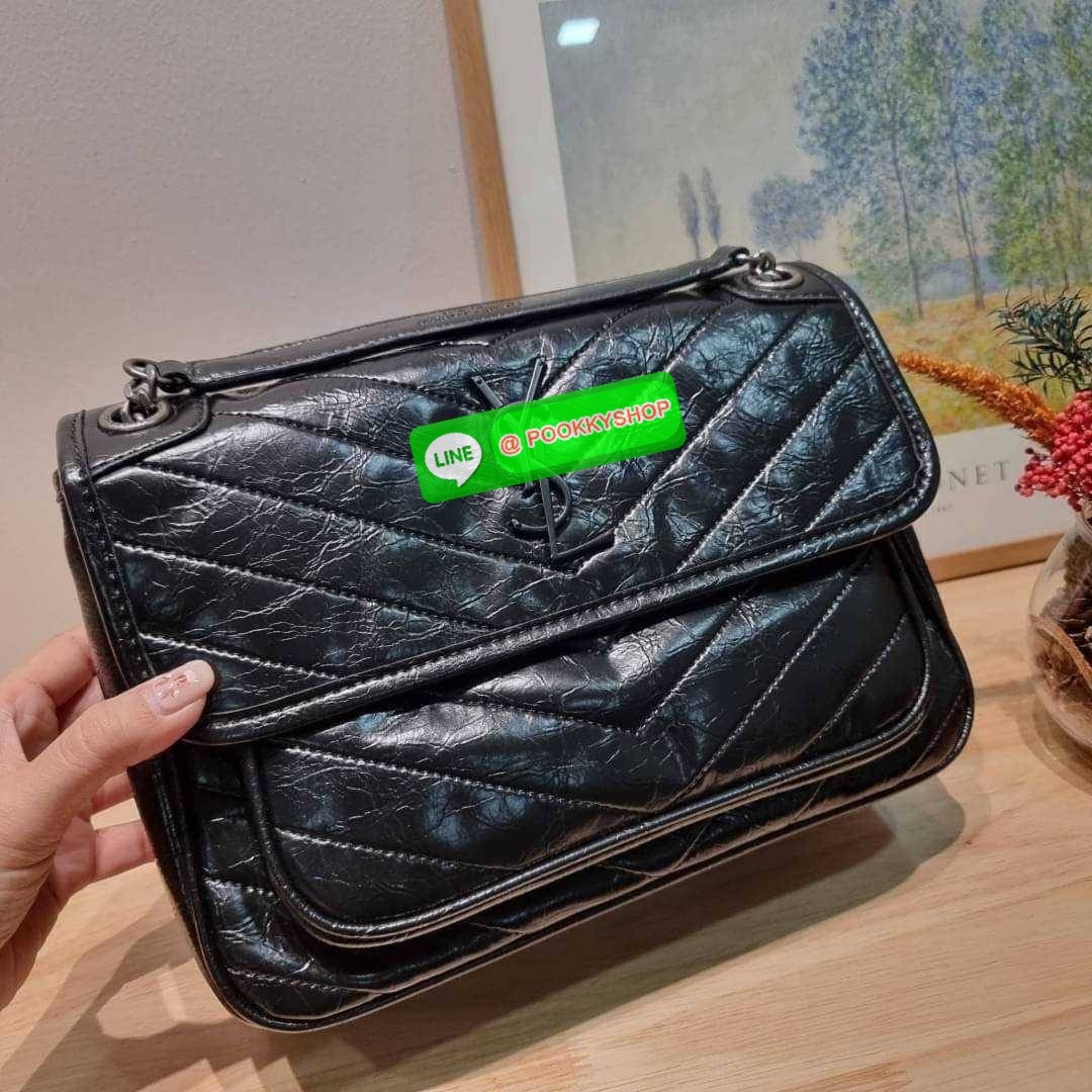 Yves Saint laurent shoulder bag with gwp กระเป๋าสะพายพรีเมี่ยมกิ๊ฟ จากเคาน์เตอร์ vip dutyfree ทรงคลาสสิค สุดฮอต ที่ใครๆก็ต้องมีใช้ ดีไซน์เรียบหรู วัสดุหนังแกะสัมผัสดี ใช้งานง่ายเพียงแค่เปิด-ปิดด้วยกระดุมแม่เหล็ก ภายในโล่งกว้าง จุของได้เลยสบายๆ กระเป๋าสตาง