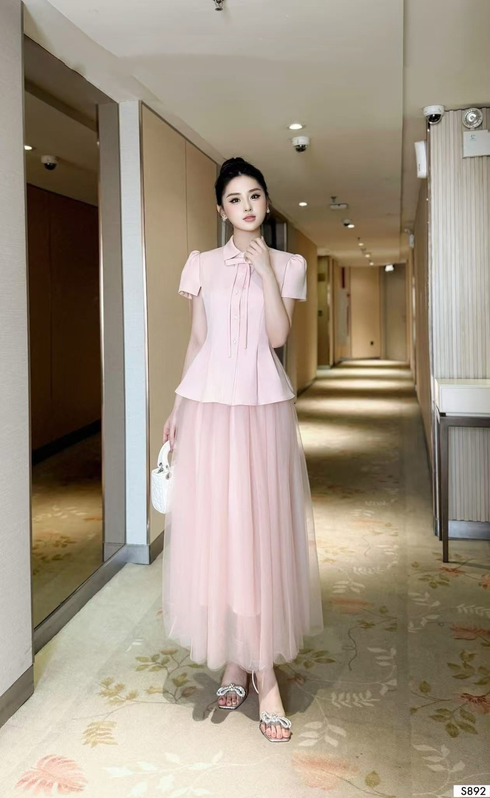 ชุดเซทแฟชั่น Set.3 ชิ้นเสื้อ+ กระโปรง+เข็มกลัด เสื้อแขนสั้นคอปกสีชมพู ดีเทลแต่งกระดุมเพชรด้านหน้า