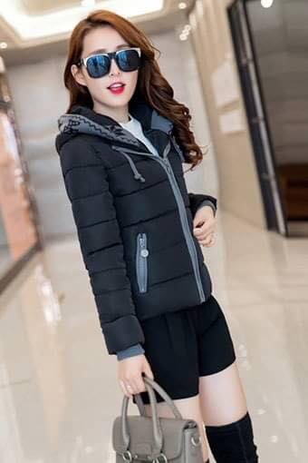 เสื้อโค้ทแฟชั่นนำเข้า : เสื้อโค้ทแฟชั่น พร้อมส่ง สีดำ ดีเทลตัดสีด้วยสีเทาช่วงแขนจั๊มและซิบรูด แต่งลายช่วงฮูทสุดเท่ห์ มีกระเป๋าด้านข้าง แฟชั่นมาใหม่สไตล์เกาหลี แบบน่ารัก เหมาะสำหรับใส่เดินทางไปต่างประเทศได้ค่ะ