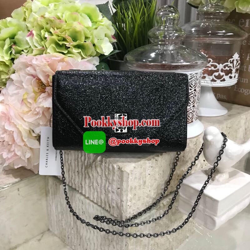 Don’t Miss! NEW! CHARLES & KEITH Embellished Turn-Lock Clutch กระเป๋าสะพายคลัชทรงกล่องรุ่นใหม่ชนช็อปวัสดุ Synthetic Leather มีเทคเจอร์สีเมทัลลิคดูมีดีเทล เปิดปิดด้วยตัวล๊อคปั้มแบรนด์ดีไซน์สวยหรู ด้านหลังประดับโลโก้ ภายในโล่งมีช่องซิปหัวซิปแบรนด์ ใส่มือถือ