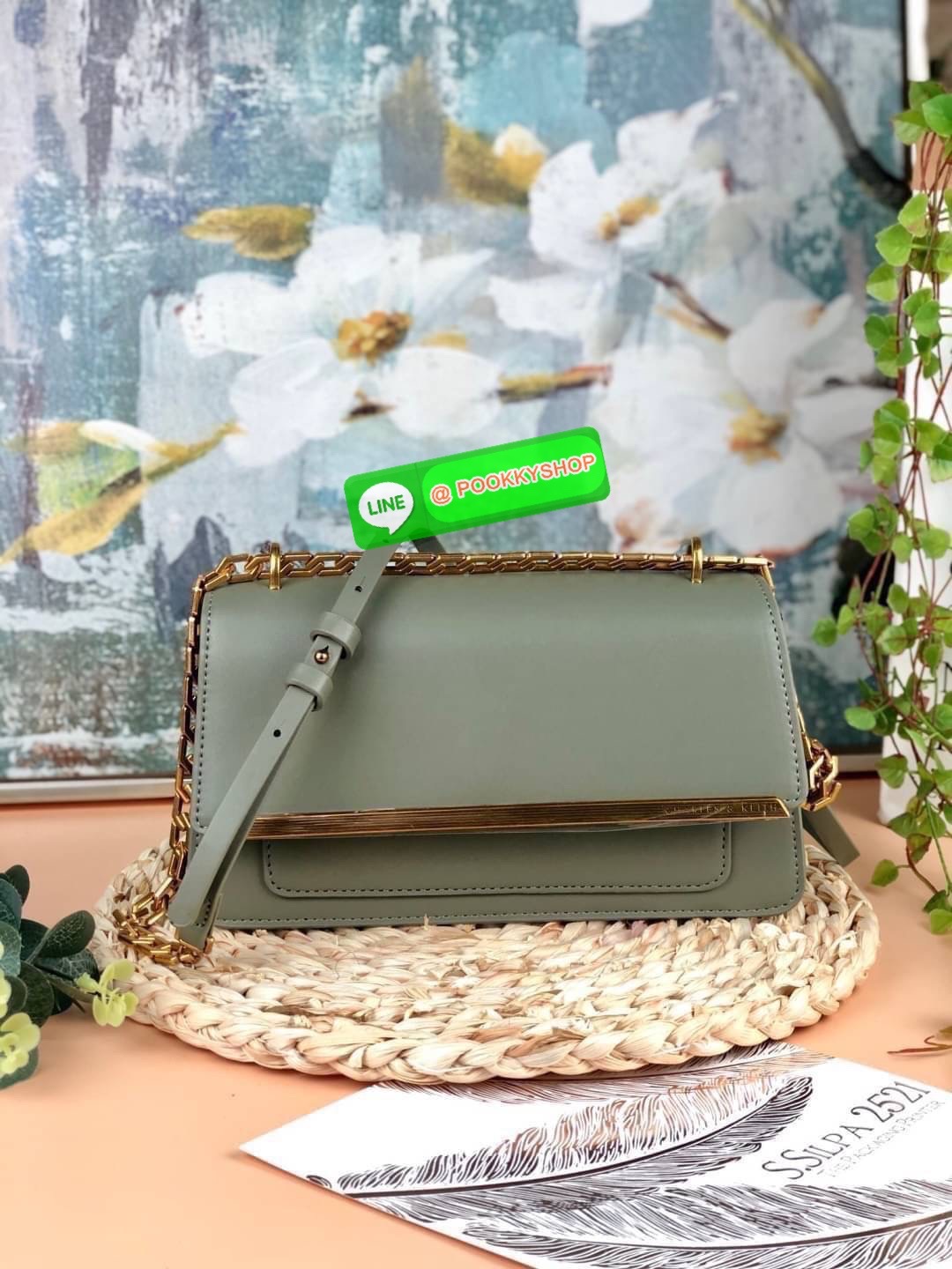 Charles & Keith Metallic Accent Evening Clutch กระเป๋าสะพายวางอยู่ทรงสวย สายโซ่ดีไซน์เก๋มากๆ สามารถสะพายแบบสายคู่/สายเดี่ยวแบบcrossbody ได้ เปิดปิดแบบตัวล็อกด้านหน้า เปิดมาจะมีช่องเล็กใส่บัตร/เหรียญได้ ช่องใหญ่ด้านในมีช่องซิปเล็ก 1 ช่อง ช่องใส่การ์ด 3 ช่อ