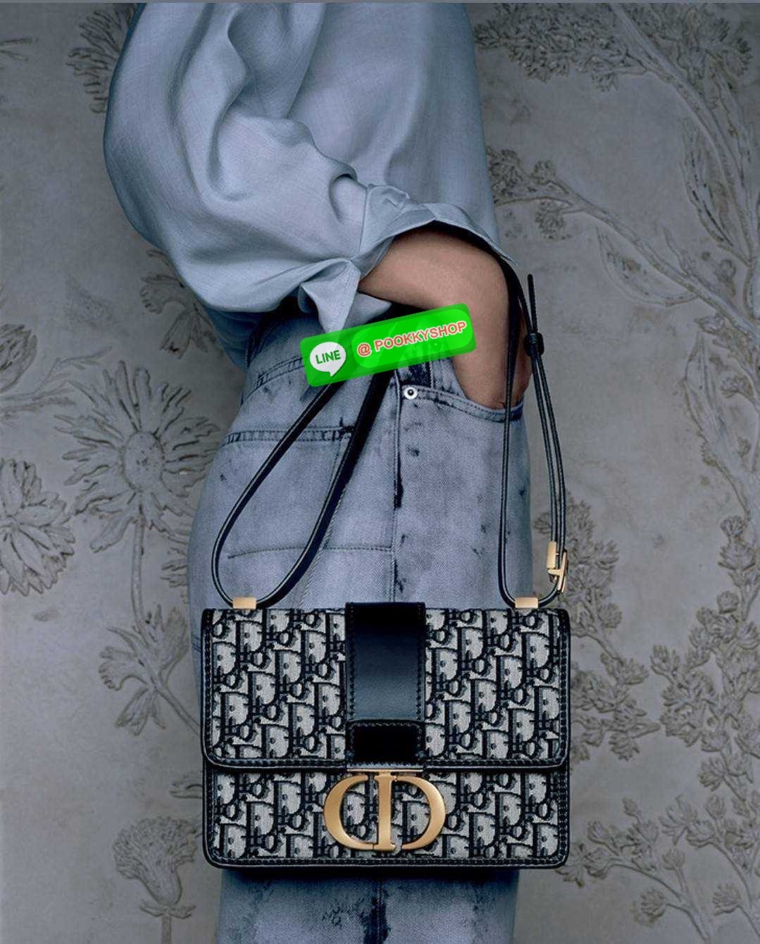 CD 30 MONTAIGNE BAG 🔆 Details กระเป๋าสะพายข้างสุดฮอต จากเคาน์เตอร์ dutyfree ที่สาวๆต้องไม่พลาด ทรงสวยมีกิมมิคในตัว ดูแพง ดีไซน์ย้อนยุคเป็นเอกลักษณ์ เปิด-ปิดด้วยอะไหล่กดล็อคแน่นหนา ใช้งานง่าย ด้านหลังมีช่องใส่ของจุกจิกได้ ภายในเป็นช่องโล่ง ใส่ของสำ