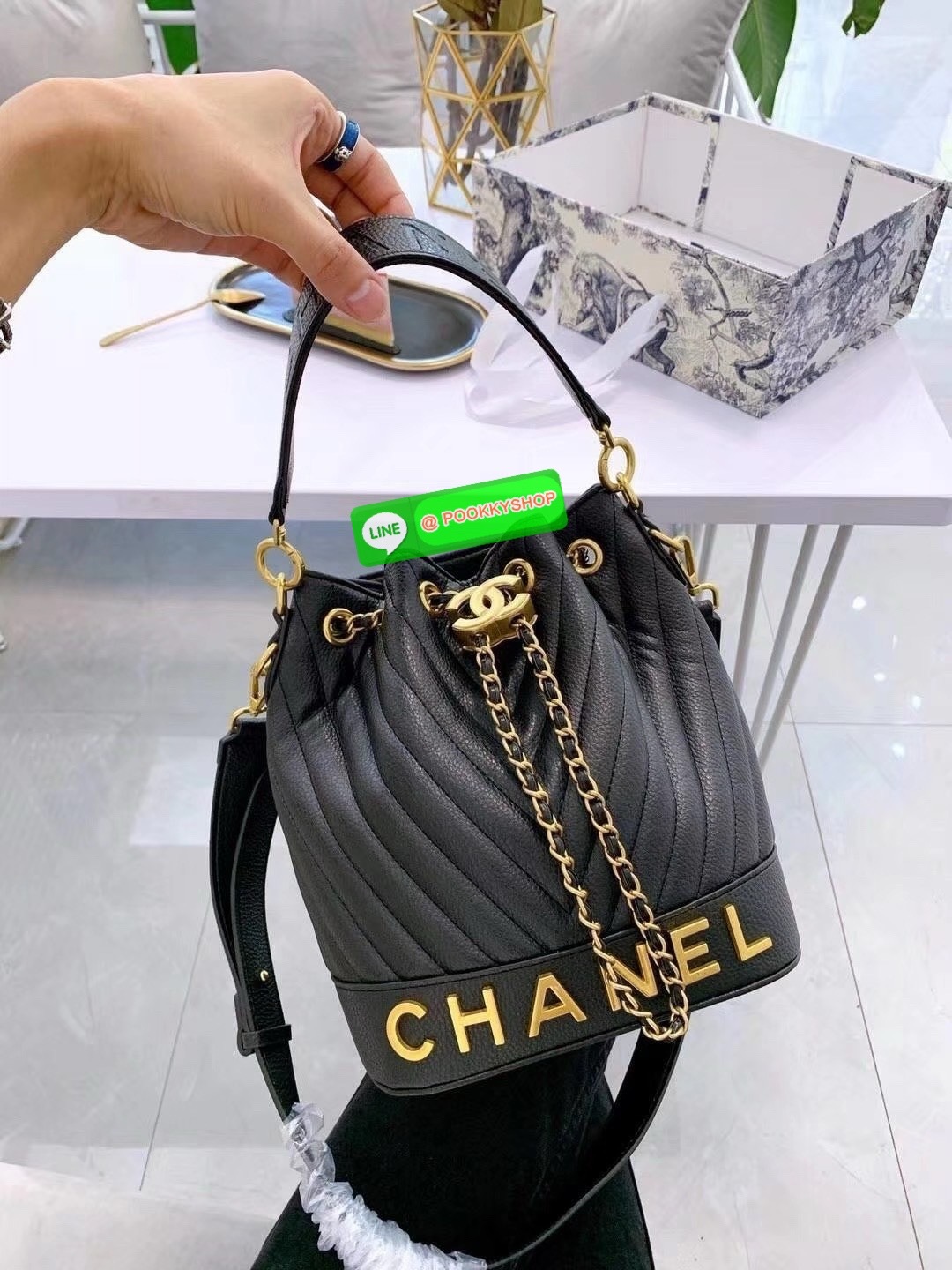 CHANEL Bucket Bag กระเป๋าสะพายทรงบัคเก็ตรุ่นลิมิเต็ด มี 2 แบบให้เลือก หนังเย็บลายตารางและลายริ้ว ตกแต่งโลโก้แบรนด์สวยหรูโดดเด่น ภายในโล่งกว้าง จุของได้เยอะ มาพร้อมสายคล้องไหล่ และสายสะพาย crossbody คุ้มค่ามากๆ ใบนี้งานจริงคือสวย สะพายไปคาเฟ่ชิคๆ ถ่ายรูปสว