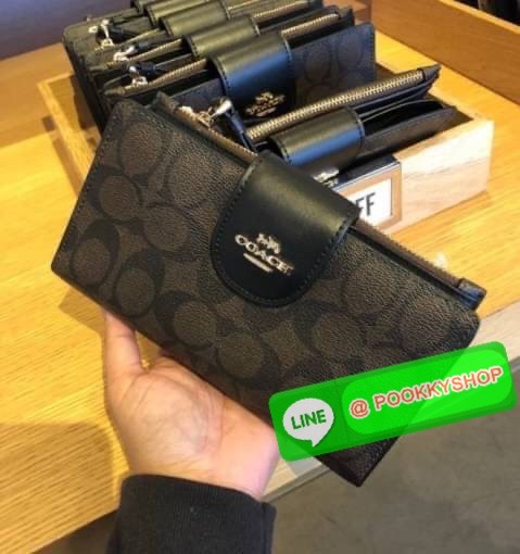 COACH TECH WALLET IN COLORBLOCK SIGNATURE ((C2874)) ✔️กระเป๋าเงินใบยาว หนังแท้ พร้อมสายคล้องมือในตัวค่ะ ✔️เปิดปิดด้านหน้าแบบฝากระดุม ภายในมีช่องใส่ธนบัตร2ช่อง ;สามารถใส่มือถือ iphone 10 xs max ได้เลยค่ะ ✔️มีช่องเสียบธนบัตร7ช่อง;พร้อมช