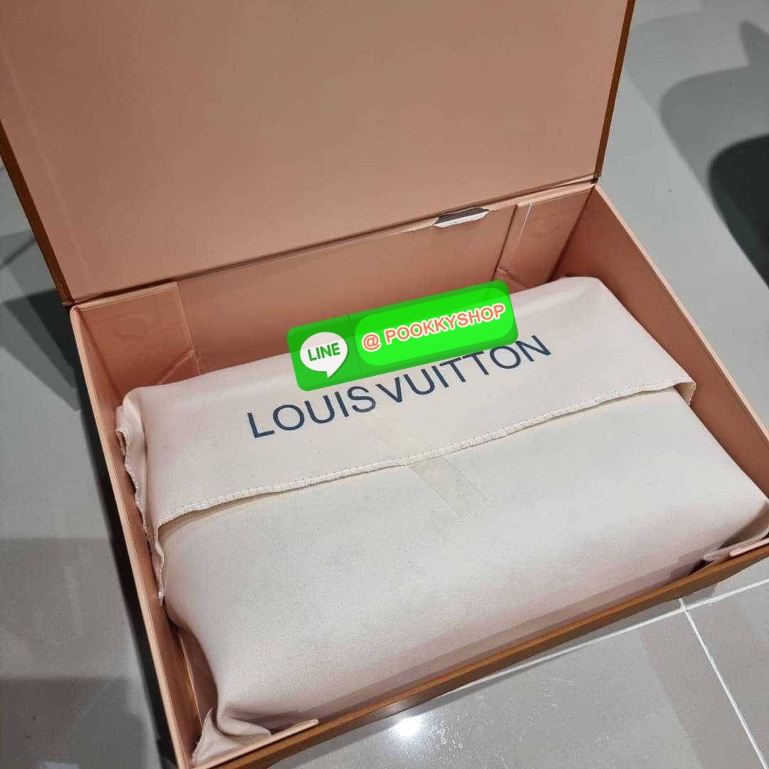 NEW IN!! LV HANDLE POUCH MONOGRAM LIMITED EDITION กระเป๋าสะพายกึ่งคลัชท์ สุดล้ำ ดีไซน์ใหม่ สีลิมิเต็ด ล่าสุดจากเคาน์เตอร์ duty free มาแรงมาก ด้วยความสวยปังตั้งแต่แรกเห็น วัสดุหนังแกะปั๊มลายสวย มาพร้อมสาย 2 เส้น เชิดๆสับๆ มีสายโซ่ที่มีดีเทลละเอียดไม่ซ้ำ แล