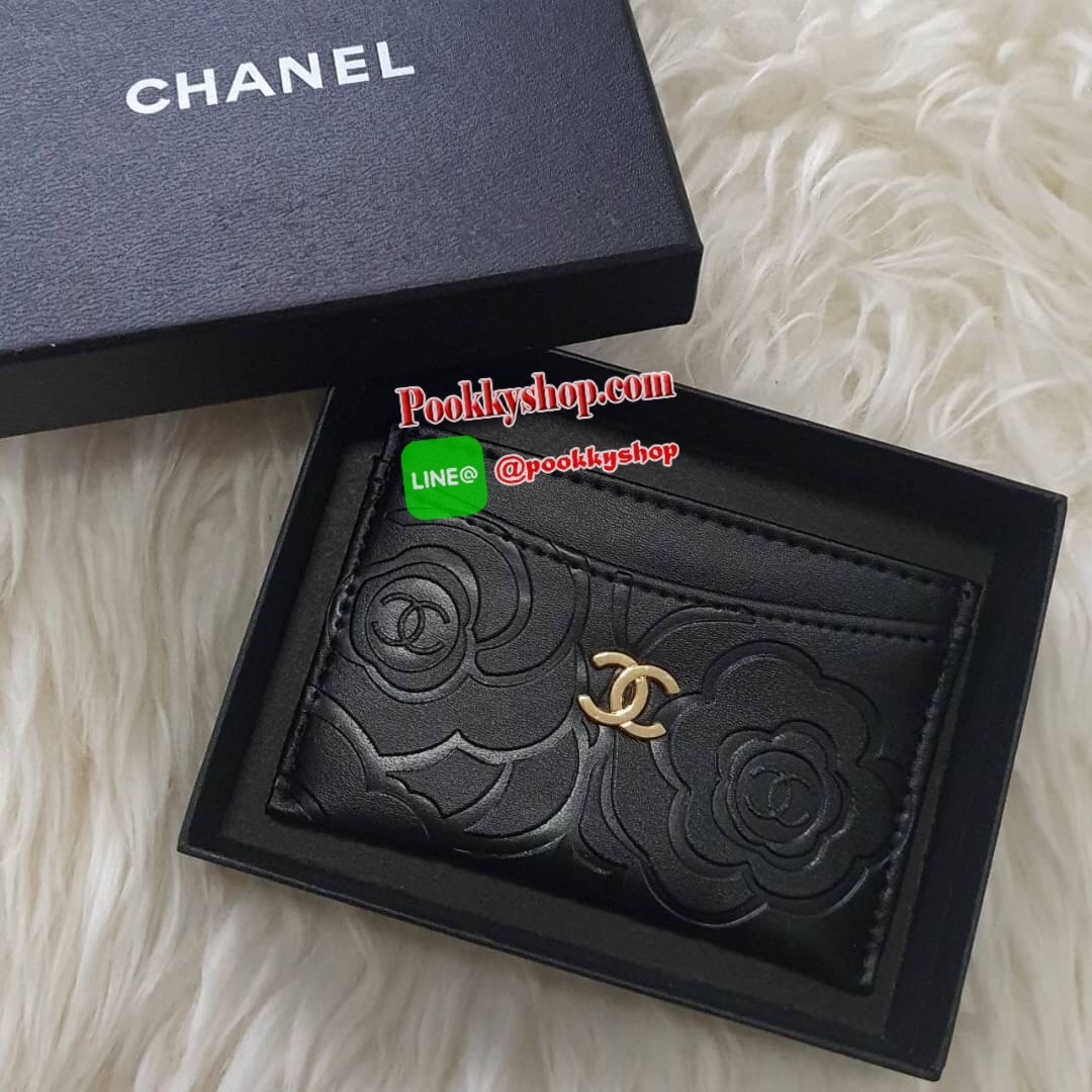 New Arrival! งานหรูเว่อวัง พร้อมส่งคะ Chanel Card Holder in Black(GWP) 💳 จากพรีเมี่ยมกิ้ฟแบรนด์หรูอย่าง chanel ดีไซน์สวยเก๋ หนังเรียบสีดำปั้มลายดอกคามิเลีย ประดับ Logo brand อะไหล่ทอง ขนาดกำลังน่ารัก ด้านในปั้ม Made in Italyและโลโก้แบรนด์ ใส่บัตรไ