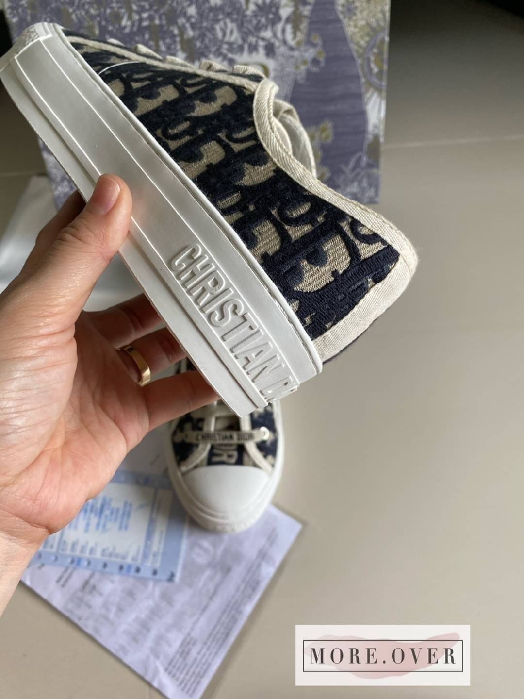 * รองเท้าผ้าใบ CHISTIAN DIOR💙💙 งานพร้อมส่งไม่ต้องรอพรีคะ 💋💋 Brand : CHISTIAN DIOR 🔥🔥🔥 ใครอยากสวยแบบคุณดิว ต้องมี ต้องจัดจ้า การันตีงานสวยมากค่ะ เกรด Hi-end ค่ะรองเท้าผ้าใบ CHISTIAN DIOR งานสวย เกรดพร