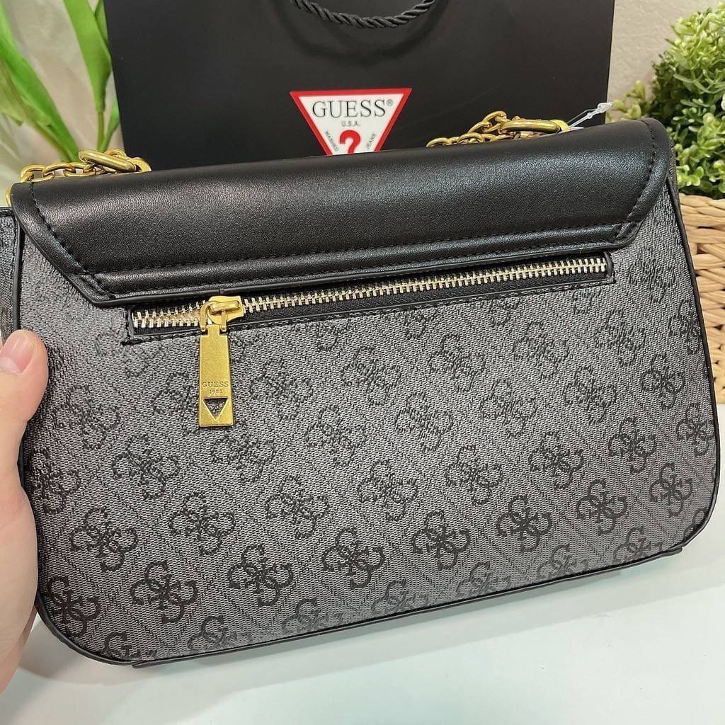 Guess แท้ outlet รุ่นนี้ ทั้งสวย ทั้งน่ารัก มีความหรู ดูดีมากกกก ต้องเก็บนะคะ