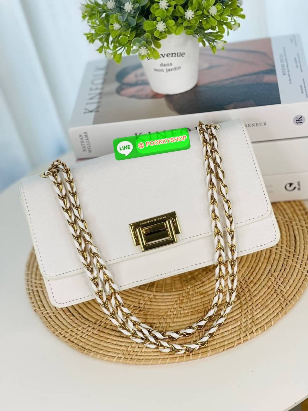 Charles&Keith แท้ Outlet กระเป๋าทรงสวย คลาสสิคเรียบหรู แมทช์ง่ายสะพายได้บ่อย สายสะพายโซ่พันหนัง สะพายได้ 2 แบบ เปิดปิดด้วยตัวล็อกอะไหล่ทอง ฐานกว้างใส่ของได้เยอะ มีช่องใส่บัตรในตัว