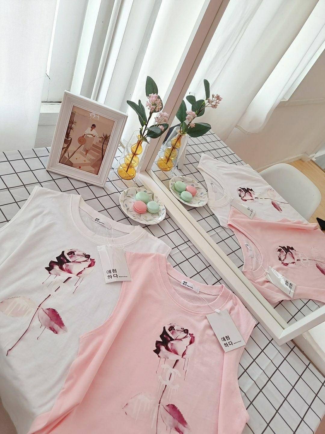เข้าเพิ่มแล้วคร่าาาาาา ใครพรีไว้ทักมาด้วยคร่าาาาาา Rose' t shirt korea ลายสวยสุดๆคร่าาาา รีบเลยยย ผ้ายืดเกาหลีเนื้อดีใส่สบายจร้าาาา ลายนี้บอกเลยยย ปั้ววววววว
