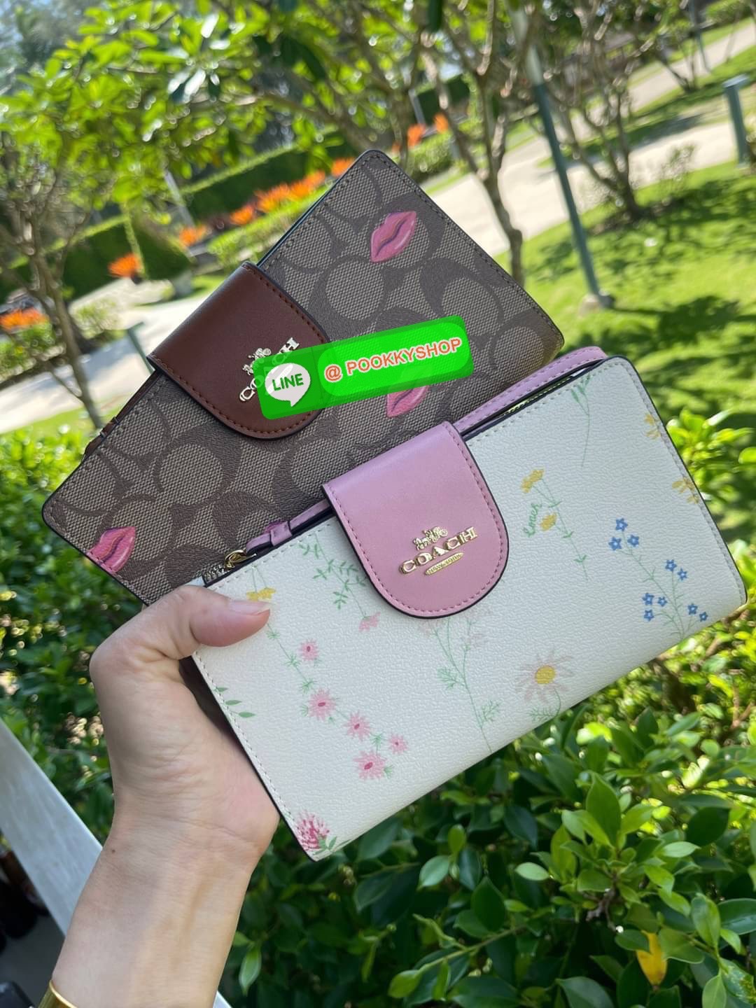 COACH TECH WALLET IN SIGNATURE CANVAS อีกหนึ่ง collection ของกระเป๋าสตางค์ที่ดีไซน์ทันสมัยให้ใช้งานได้แบบครบครัน เป็นกระเป๋าสตางค์ ที่มีช่องสำหรับใส่โทรศัพท์มือถือ ธนบัตร เหรียญ และบัตรต่าง ๆ ใช้งานแบบ2ด้าน เพิ่มความสะดวกสบายด้วยสายคล้องมือ ช่วยให้พกไปไหน