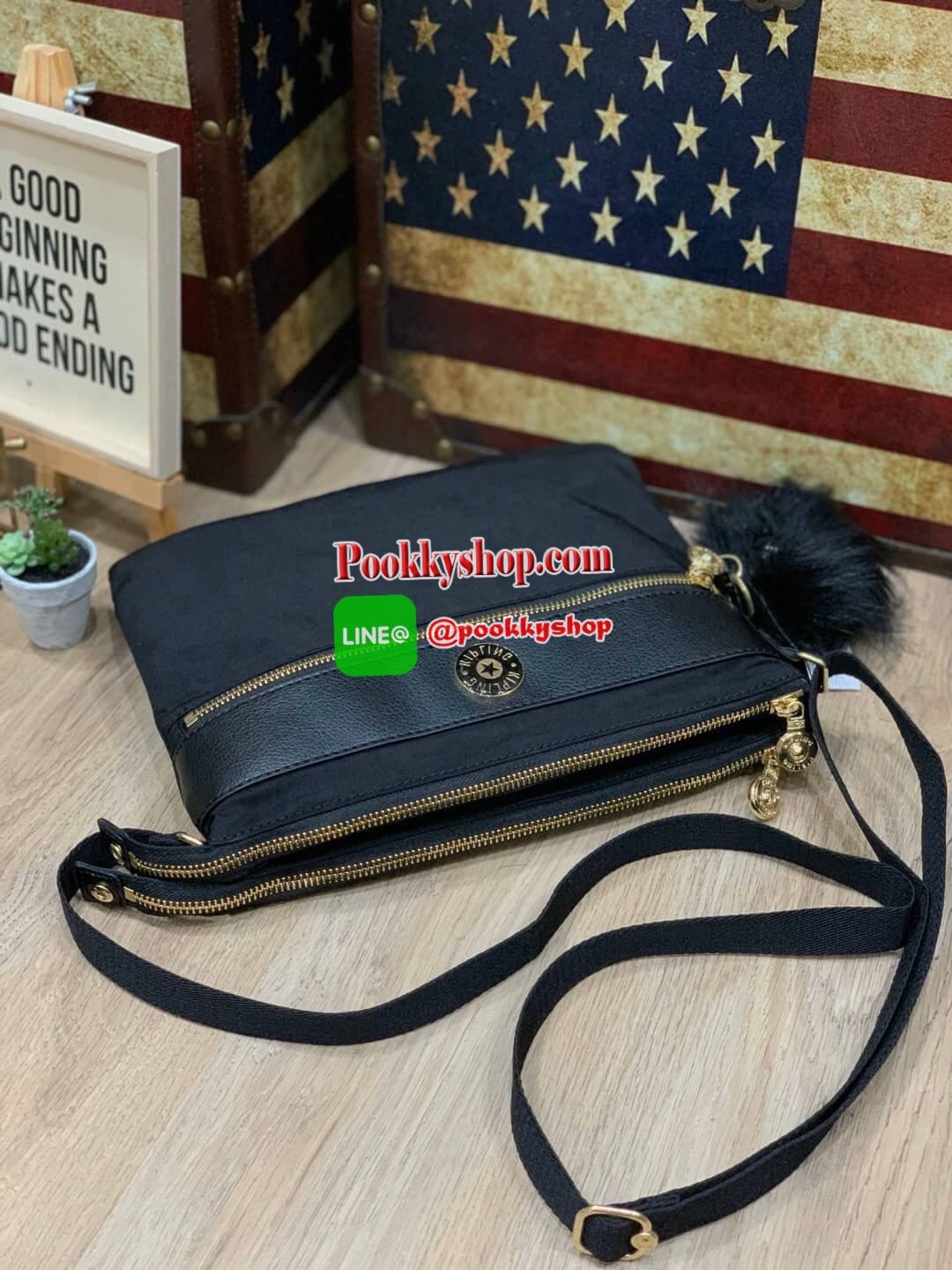 New arrival!! Kipling Kichirou BW combo Collection เปิดตัวคอลเลคชั่นใหม่จาก kipling ที่มีรุ่นและสไตล์แตกต่างกันออกไปแล้วแต่ไลฟ์สไตล์ของแต่ละบุคคล เป็นคอลเลคชั่นวัสดุpolymide100%สีดำล้วน ตัดเข้ากับอะไหล่และโลโก้ที่เป็นสีทองที่ดูแมทช์กัน ตัวโลโก้รองด้วยพื้น