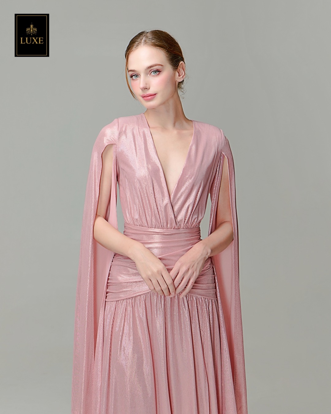 เดรสแฟชั่น แม็กซี่เดรสเสื้อคอวีป้าย แขนยาวเป็นผ้าคลุมในตัว กระโปรงเข้ารูปตรงสะโพก ผ่าหน้าขา ชายกระโปรงบาน