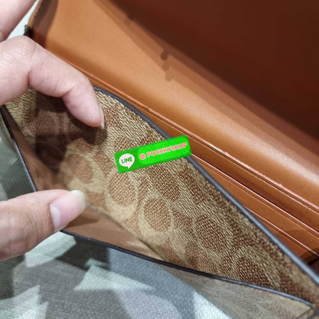 COACH 31547 SOFT WALLET IN COLORBLOCK SIGNATURE CANVAS คัมแบคแล้วน้า กับไอเท็มหายาก กระเป๋าสตางค์ใบยาวแบบพับ ขนาดกำลังสวย ดีไซน์คลาสสิคเอกลักษณ์ วัสดุหนังแคนวาสเคลือบลาย เปิด-ปิดด้วยกระดุม ภายในใส่บัตรได้เยอะ ใส่ธนบัตรได้สบายๆ ใบจริงสวยปังทุกสี ใครมองหากร