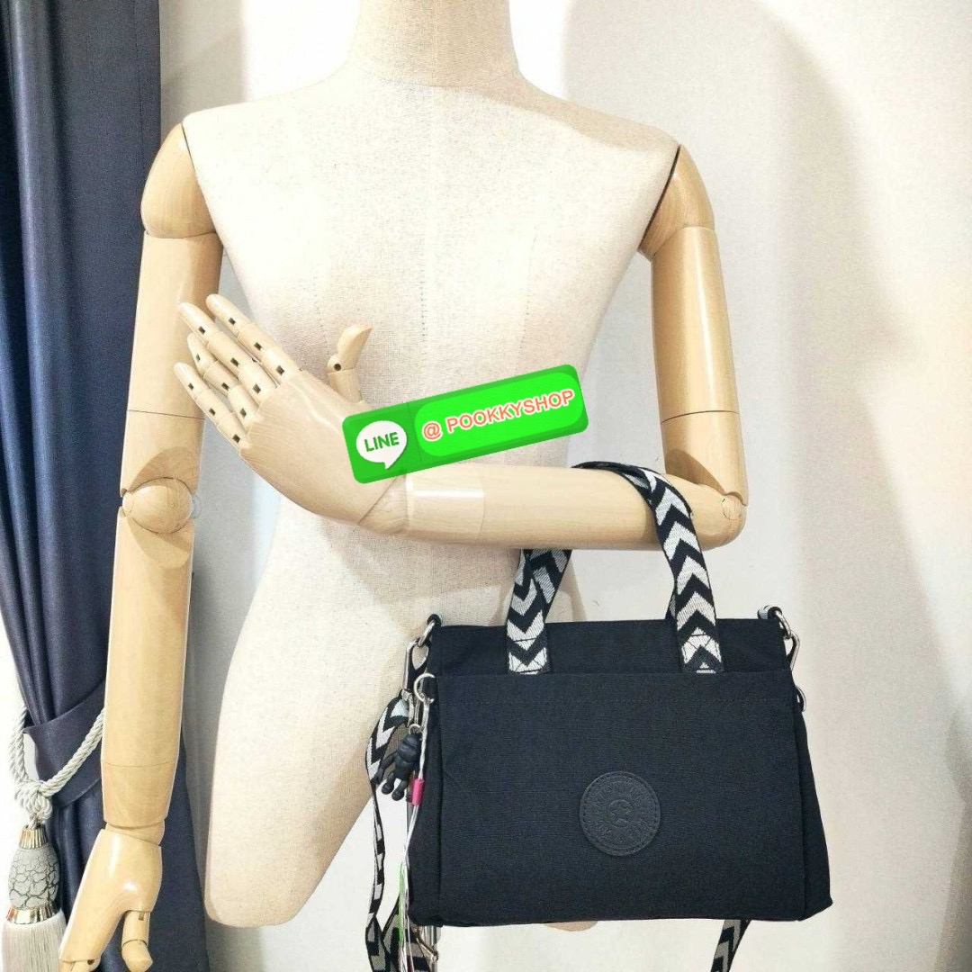 Kipling Kanaan กระเป๋าถือหรือสะพาย ขนาดเล็ก กะทัดรัด ดีไซน์เรียบ หรู วัสดุ ด้านนอก Nylon+ ซับใน Recycled Polyester มีช่องแยกใช้งานหลายช่อง ประกอบด้วย -ช่องซิแด้านหน้า 1 ช่อง -ช่องใช้งานหลักด้านใน 1 ช่อง พร้อมช่องแยกจัดเก็บ และ ช่องซิปย่อย -ด้้านหลังมีช่อง