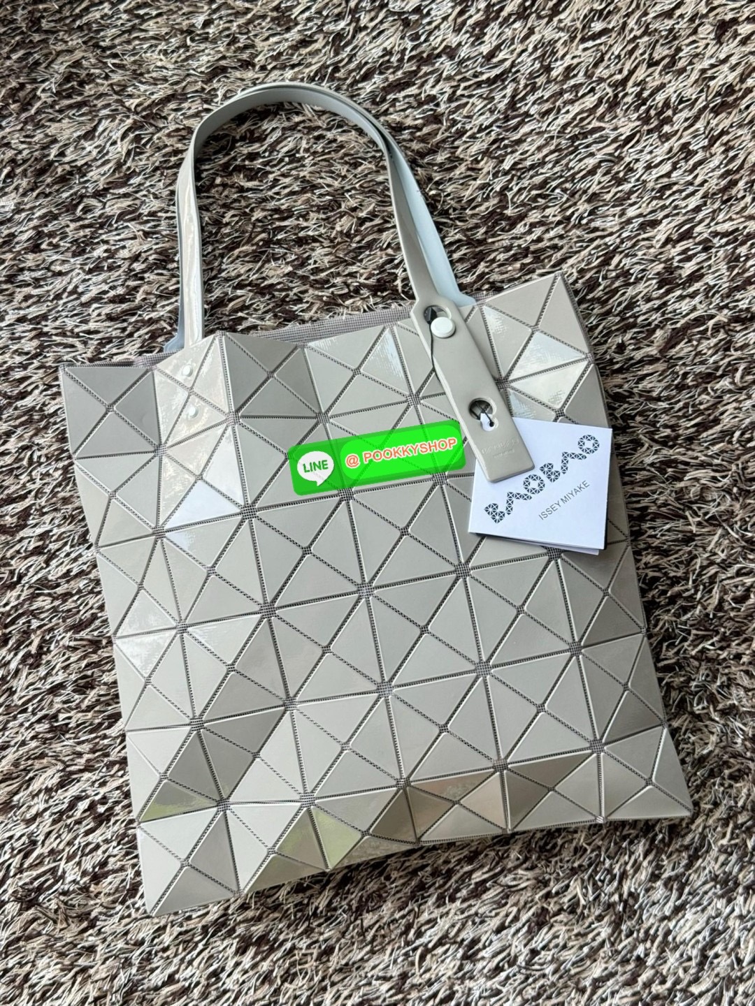 Baobao Issey Miyake 6x6 กระเป๋า Tote รุ่นนี้ถือว่าเป็นกระเป๋า Tote ไซส์กลางที่เหมาะกับการพกพาสิ่งของที่จำเป็นในทุก ๆ วัน มาพร้อมสายที่สามารถปรับได้ทั้งสองสาย และมีช่องใส่ของช่องเล็กด้านใน 1 ช่อง จุของได้เยอะแถมยังทนทาน ใช้เป็น Everyday Bag ได้เลยคะ พกพาสะ