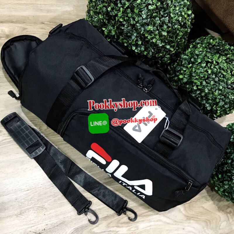MUST HAVE! FILA LARGE TRAVEL BAG แบรนด์สัญชาติอิตาลีที่มีประวัติยาวนานกว่า 100 ปีมาแรงที่สุดในเกาหลีและไทยดีไซน์ Unisex ใช้ได้ทั้งชายหญิง ใบใหญ่จุใจ น้ำหนักเบา วัสดุ Nylon&Polyester100% กันน้ำ ด้านหน้ามีโล้โก้และช่องซิป เปิดปิดด้วยซิปสะดวกใช้ มีช่องใส่รอง