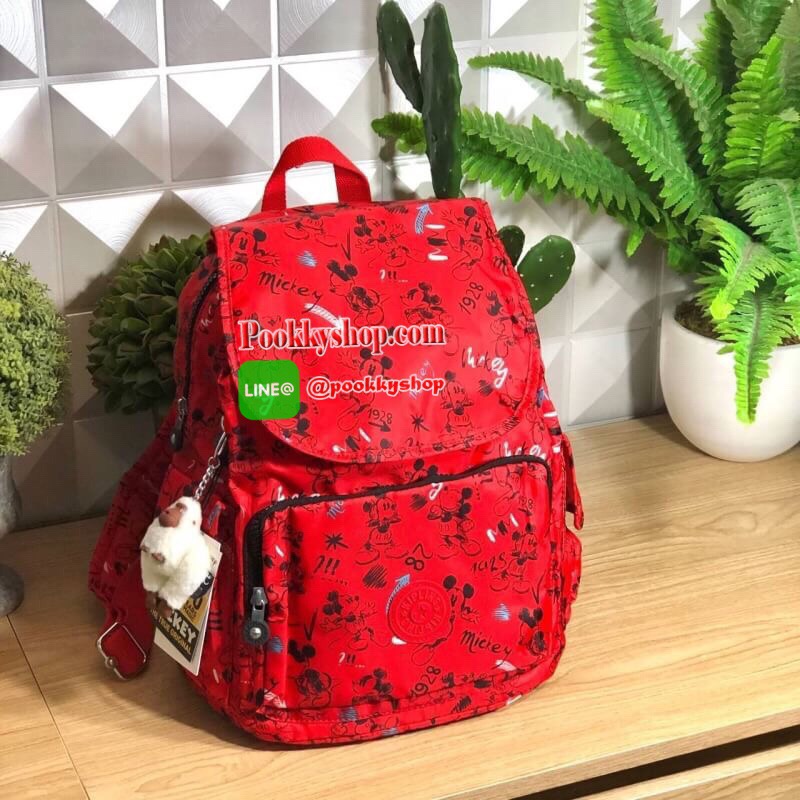 Kipling City Pack seoul go Medium Backpack Kipling Mickey Mouse collection มาพร้อมดีไซน์ทันสมัย สนุกสนาน ใช้งานได้อย่างคล่องตัว ด้วยสีและลายสุดคลาสสิก โดดเด่นด้วยพื้นที่ภายในและช่องต่างๆ ที่ให้คุณจัดเก็บของสำคัญได้ครบถ้วน
