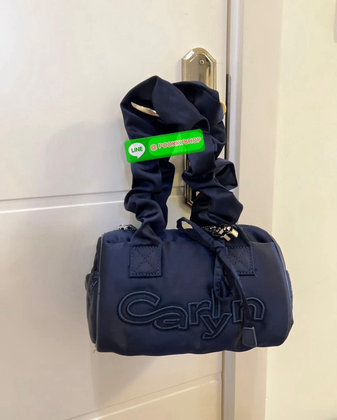 NEW ARRIVAL! น้องใหม่ล่าสุด มีความน่ารักไม่ไหวค่าสาวๆ CARLYN TIA MINI BAG พร้อมส่ง! สุดคิ้วท์ไปกับน้องสไตล์สายเกากันค่า ด้วยดีไซด์ใหม่ วัสดุไนล่อนอย่างดี ปักลายแบรนด์ทั้งใบสวยงาม