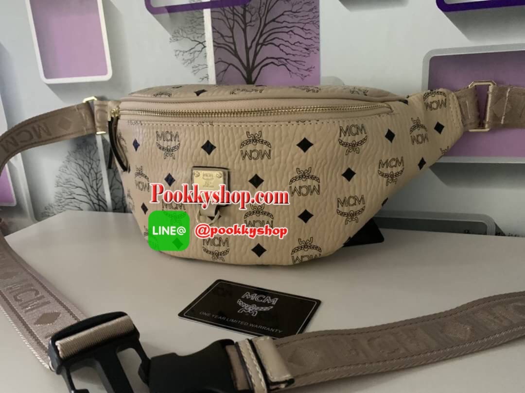 MCM Fursten ลาย Visetos กระเป๋าคาดอก/เอว ที่เข้ากับทุกไลฟ์สไตล์ จะคาดรอบเอวหรือพาดลำตัวก็ให้ลุคสตรีทแบบทันสมัย วัสดุหนังสังเคราะห์เคลือบผิวลาย Visetos หนังดีมากๆ ค่ะเปิด-ปิดด้วยซิป 2 ทาง ด้านหลังมีช่องซิปยาว 1 ซิป ด้านในโล่งกว้าง และมีช่องสำหรับเก็บของจุก