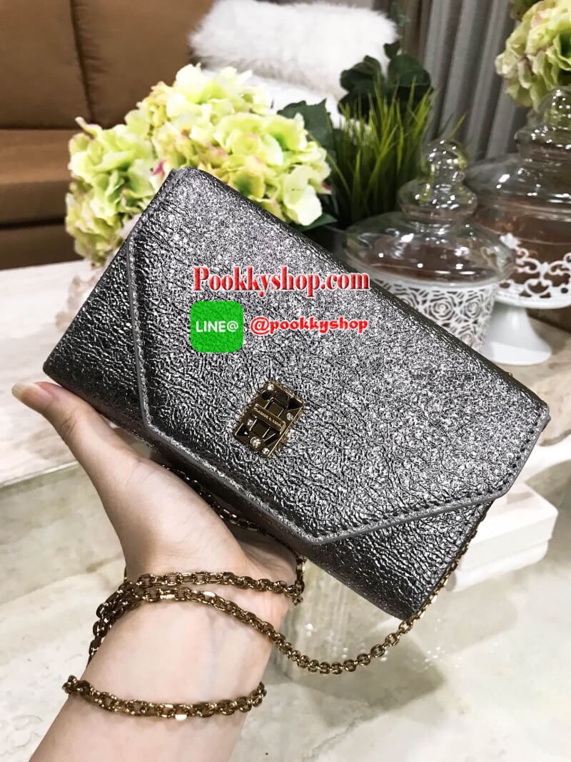 Don’t Miss! NEW! CHARLES & KEITH Embellished Turn-Lock Clutch กระเป๋าสะพายคลัชทรงกล่องรุ่นใหม่ชนช็อปวัสดุ Synthetic Leather มีเทคเจอร์สีเมทัลลิคดูมีดีเทล เปิดปิดด้วยตัวล๊อคปั้มแบรนด์ดีไซน์สวยหรู ด้านหลังประดับโลโก้ ภายในโล่งมีช่องซิปหัวซิปแบรนด์ ใส่มือถือ