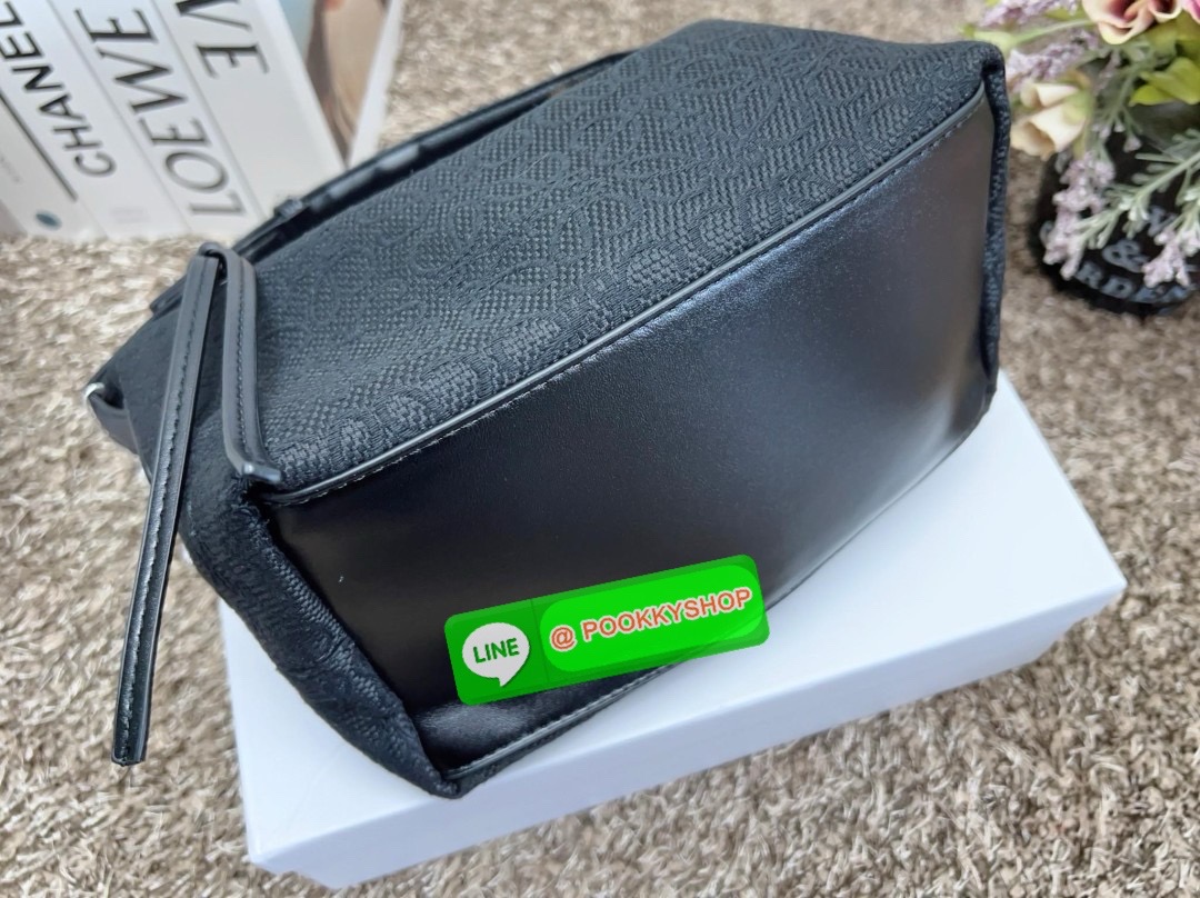 NEW IN!! สุดฮิตไปกับกระเป๋าสไตล์มินิมอล ที่ยังคงดูดีในทุกช่วงเวลา! LOEWE SMALL CUBI BAG((vip gift ตปท.)) พร้อมส่ง! ไม่เล็กตามชื่อนะคะ กับกระเป๋าหิ้วหรือคล้องไหล่ได้ วัสดุแจคกาดทอลายแบรนด์ทั้งใบประณีตสวยงาม หูหิ้วหนังแท้ค่ะ เปิด-ปิดกระเป๋าแบบซิป ภายในกว้าง