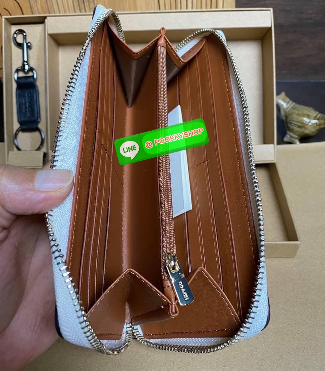 COACH ACCORDION ZIP WALLET IN SIGNATURE CANVAS กระเป๋าสตางค์ใบยาว ซิปรอบ ใช้งานง่าย ด้วยฟังค์ชั้น ด้านใน ใส่บัตรได้จุใจ มีช่องซิปใส่เหรียญตรงกลาง โดนใจหลายๆคนไปเรียบร้อยและคลาสสิค เรียบหรูดูแพงตลอดกาล ยกให้รุ่นนี้เลย