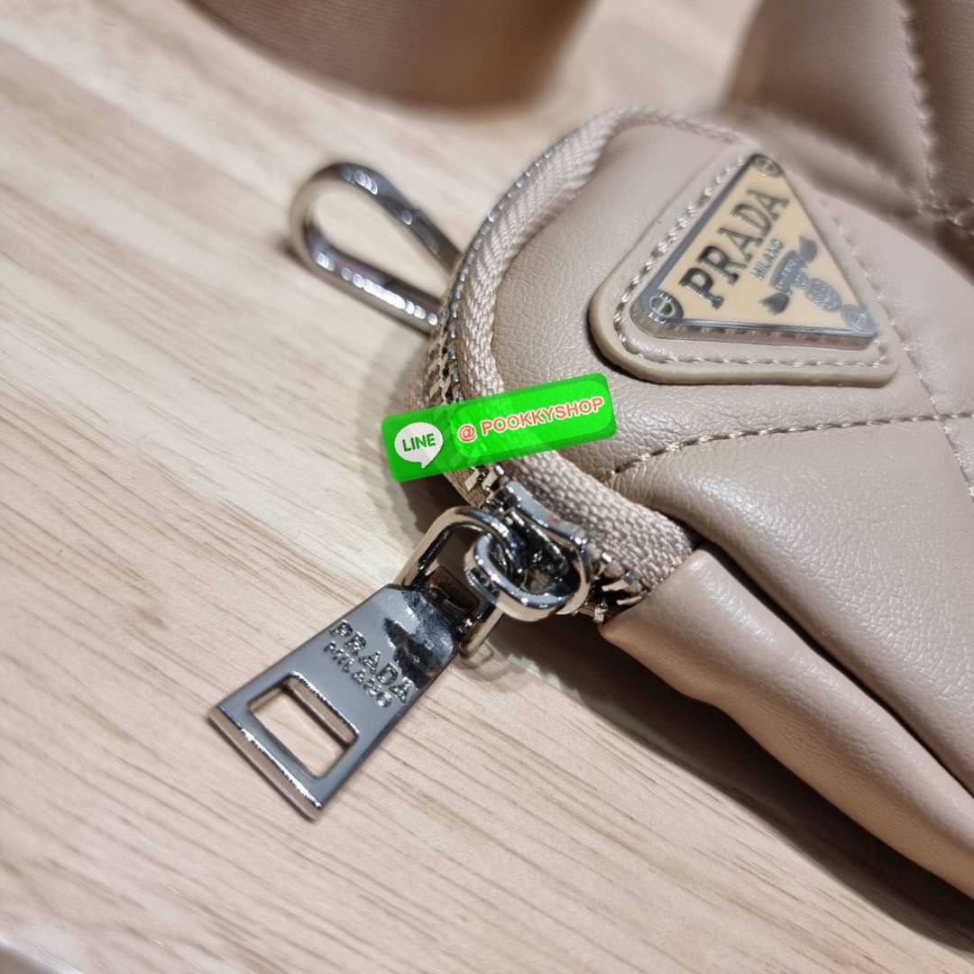 PRADA LEATHER PADDED BAG ใหม่ล่าสุด กับคอลเลคชั่นที่ทำออกมาตอบโจทย์ได้ทุกไลฟ์สไตล์ และเป็นยูนิเซ็กส์ กับกระเป๋าทรงโท้ท ขนาดกำลังดี วัสดุหนังแท้ ตัดเย็บเดินเส้นลายตาราง ปากกระเป๋ามีซิปเปิดปิด ภายในเป็นช่องโล่ง มีช่องแยกให้ มาพร้อมสะพายข้างและใบลูก ให้ได้สน
