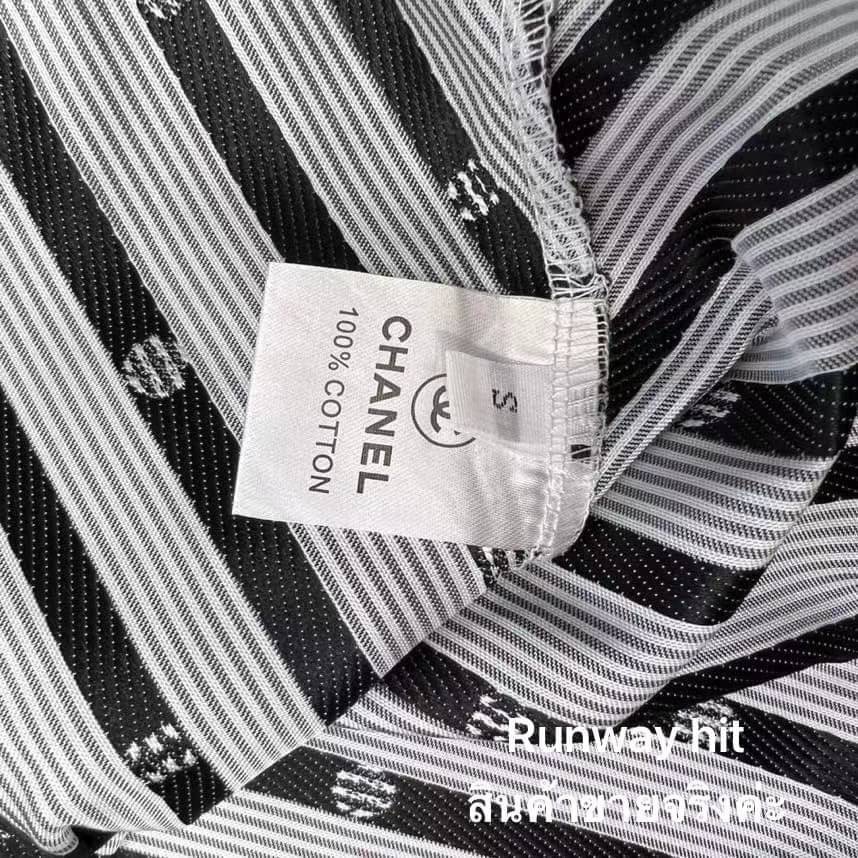 ใหม่ล่าสุด collection Chanel 2022 dress ทรงสวยผ้า jacquard ลายเส้น ปักลายlogo cc และดอก คามืเลียตามแบบฉบับ Chanel กระดุมปั๊ม เป๊ะทุกจุด ผ้าทิ้งตัวมีน้ำหนัก cutting เนี้ยบ งาน high end ห้ามพลาด