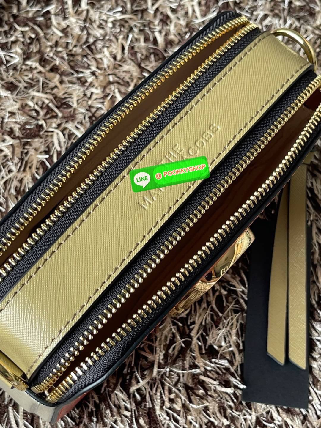 Marc Jacobs Snapshot Bag กระเป๋าแบรนด์ดังจากสัญชาติอเมริกัน นับได้ว่ารุ่นนี้เป็นรุ่นทรงฮิตของ marc jacobs เลยทีเดียว โดยด้านหน้ากระเป๋าจะเป็นโลโก้แบบโลหะที่เป็นสัญลักษณ์ของแบรนด์นี้ มาพร้อมสายสะพายที่จะสะพายยังไงก็ดูโดดเด่น เพราะขนาดใหญ่ที่สกรีนตัวอักษร m