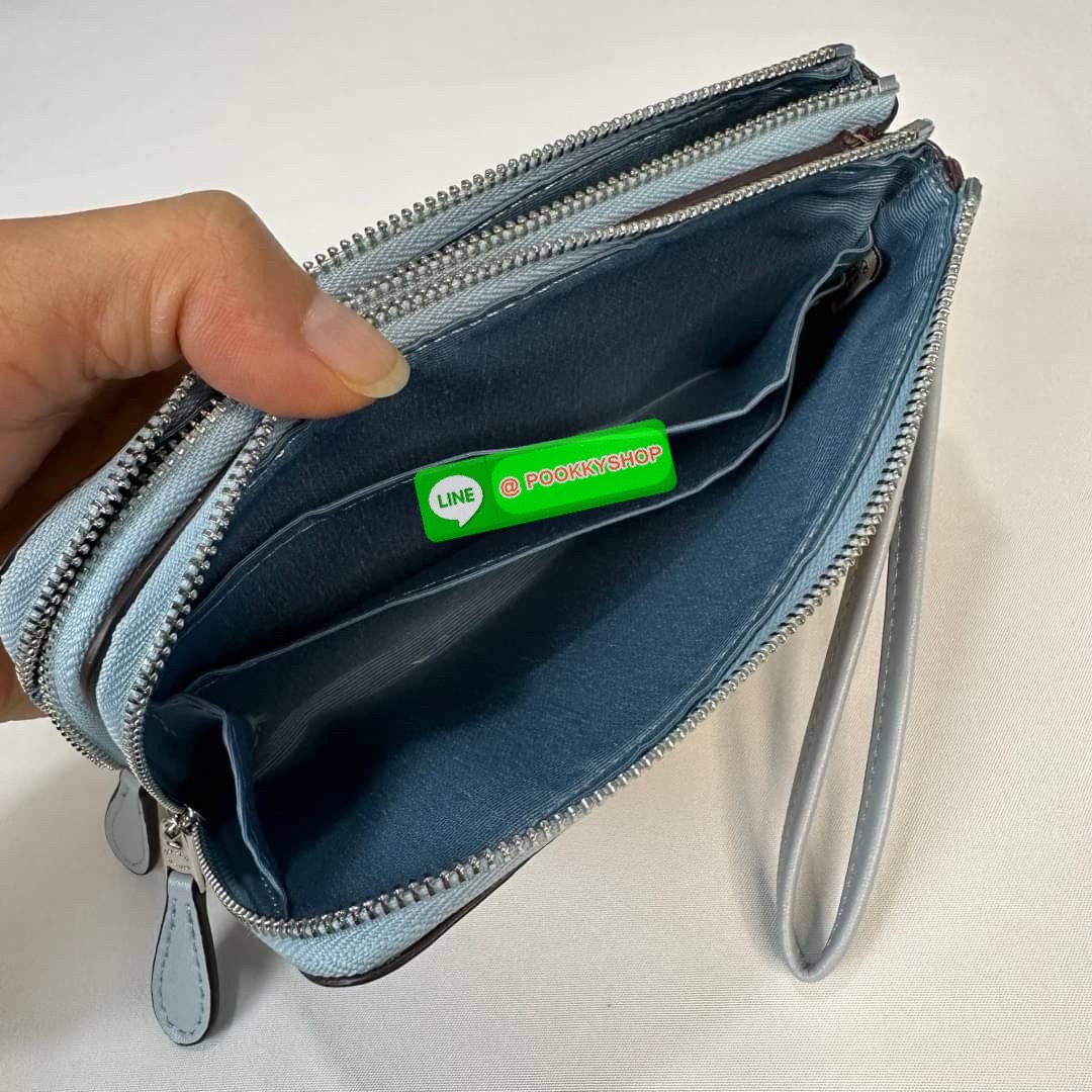 กระเป๋าคล้องมือ COACH 87591 DOUBLE CORNER ZIP WRISTLET IN SIGNATURE CANVAS (COACH 87591 ） กระเป๋าคล้องมือ2เซิปใหญ่ ลายCหนังและ ด้านในเป็นผ้า แบ่งเป็นช่องเล็กๆใส่เหรียญใส่แบงค์ใส่บัตร แล้วแต่จะใส่มีหลายช่อง ใส่โทรศัพท์ได้ทุกรุ่นพร้อมสายคล้องมือ