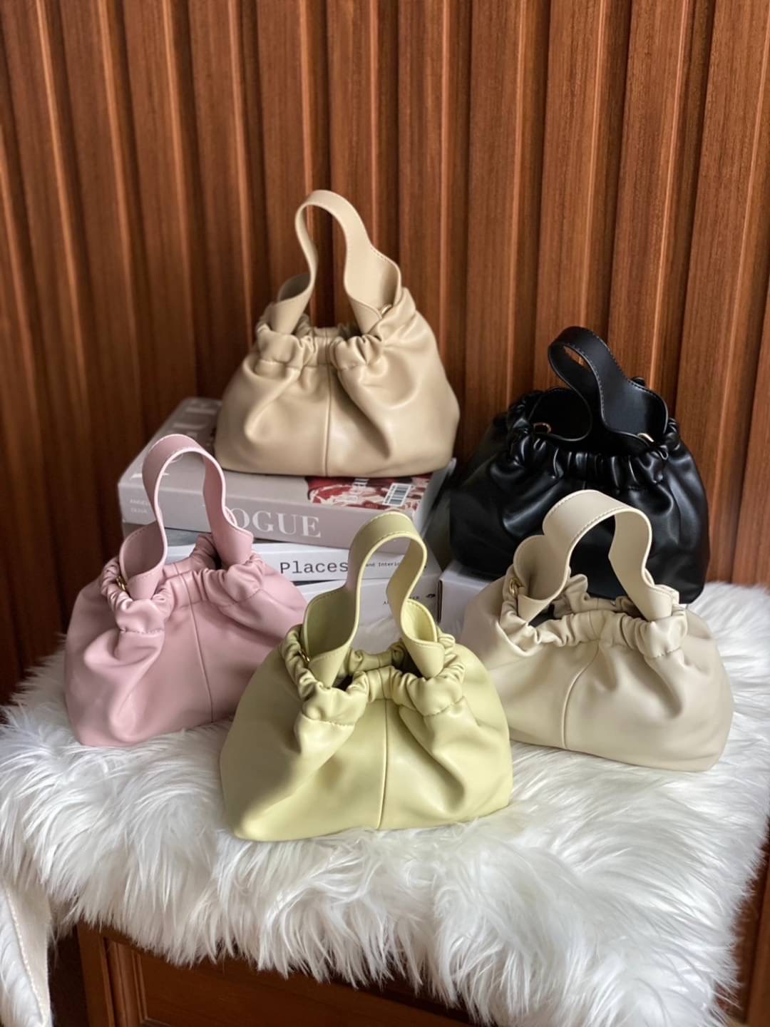 Soft Pu with Delicious color size 22x10x16 cm กระเป๋าน่ารัก สไตล์เกาหลี สีสันสดใส หนังพียูนุ่ม มาพร้อมสายสะพาย 1 เส้น แมชได้หลายลุค น้ำหนักเบา จุของได้เยอะค่า