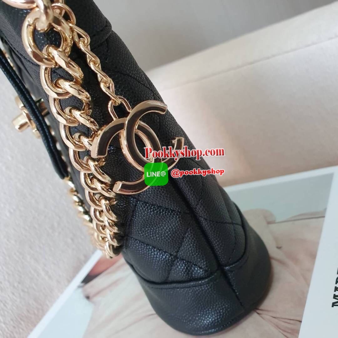 CHANEL VIP GIFT CROSSBODY BAG งาน CHANEL VIP GIFT ของแท้ 100% จากเคาเตอร์แบรนด์ CHANEL ทรงสวย ขนาดกำลังดี วัสดุหนัง CAVIER PU เปิดปิดด้วยกระดุมหน้าแบบบิดปลอดภัยหายห่วง ด้านในมีซิปอีกชั้น อะไหล่ทอง หัวซิปปั้มแบรนด์ ด้านในใส่โทรศัพท์ได้ทุกรุ่น พร้อมของจุกจิ