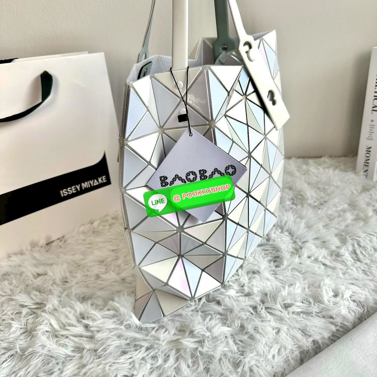 BAOBAO ISSEY MIYAKE QUATRO กระเป๋าไอคอนิกที่ไม่เคยตกเทรนด์! เรียบหรู แต่มีดีไซน์สะดุดตา โครงสร้างสามเหลี่ยมเอกลักษณ์เฉพาะของแบรนด์ ด้านในบุผ้า มีช่องซิปสำหรับเก็บของ น้ำหนักเบา สะพายสบาย ใส่ของได้เยอะมาก