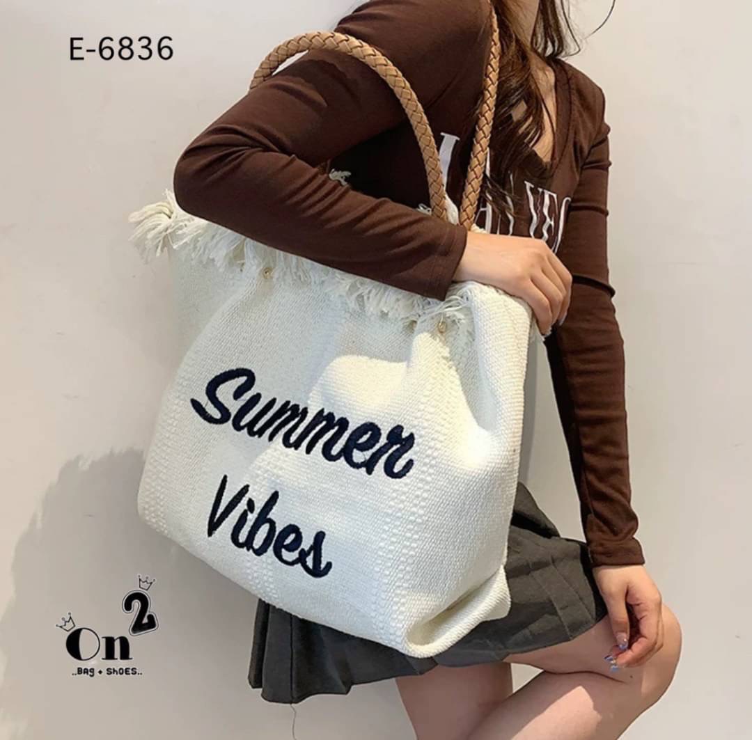 กระเป๋าสะพายแฟชั่นทรงชอปปิ้ง แต่งขอบปล่อยพู่ดูเก๋ ใบใหญ่ใช้งานง่าย จุของได้เยอะเลยค่ะ พร้อมส่งน้า