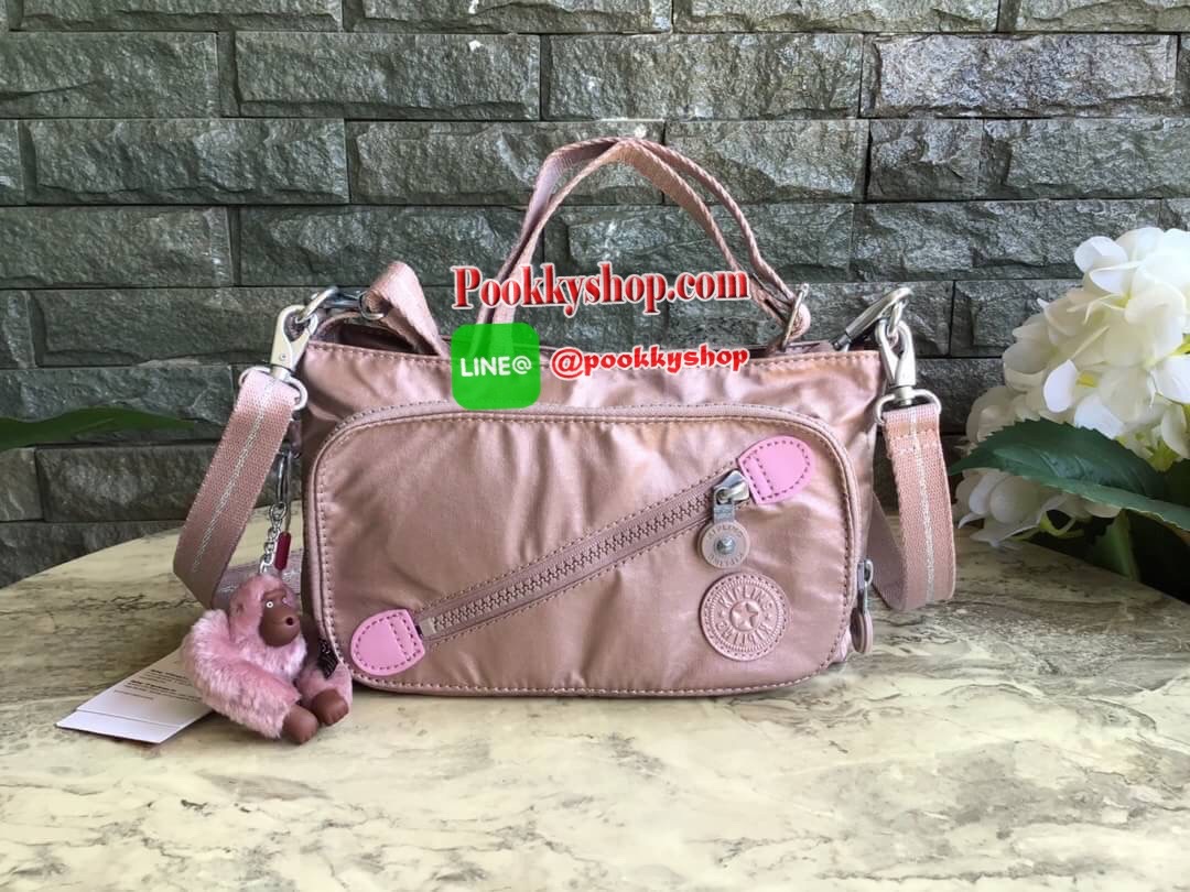Kipling milos crossbody bag (K13696) กระเป๋าสะพายข้าง crossbody ขนาดกำลังดี มี 2 สาย สายสะพายสั้น ถือเป็นทรงพอรช์(pochette)ถอดเปลี่ยนสลับกับสายยาวได้ มีช่องซิปใช้งาน3ช่อง 2ช่องใหญ่ภายในมีเล็กแยกเป็นสัดส่วน ใส่มินิไอแพค กระเป๋าสตางค์ยาวได้ ด้านหน้ามีช่องซิ