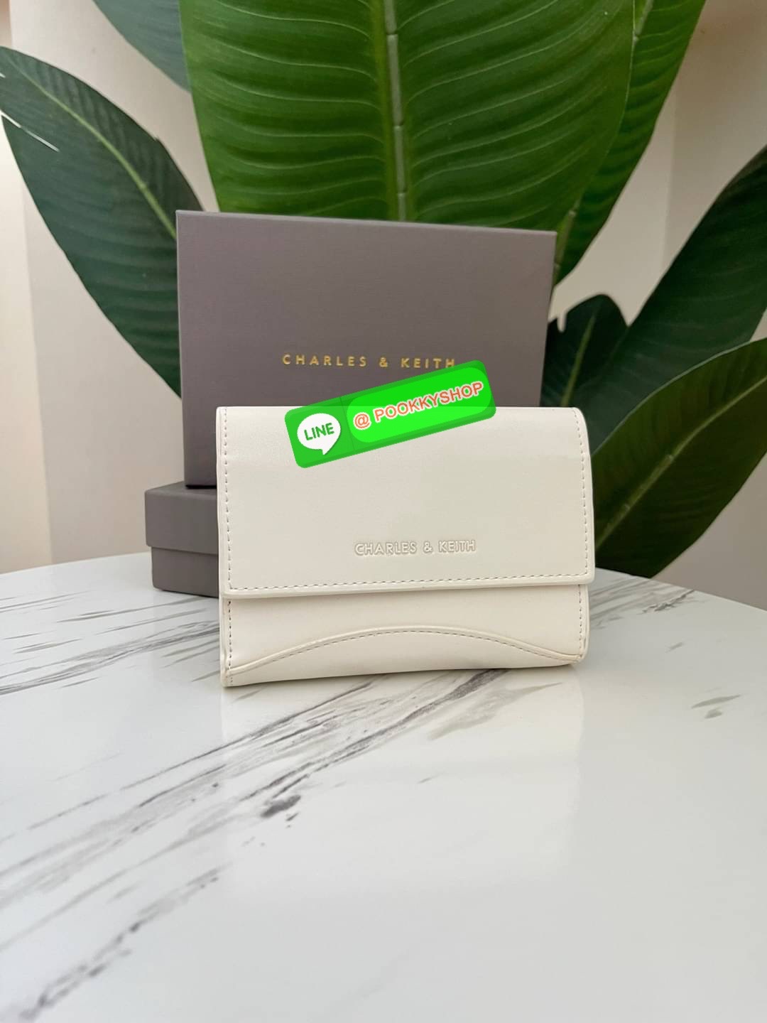 Snap Button Mini Short Wallet กระเป๋าเงินใบกลางหนังเรียบใบสวย จับถนัดมือ เปิดปิดแบบกระดุมแม่เหล็ก เป็นช่องใส่เหรียญ/บัตร และช่องใหญ่ใส่แบงค์เปิดปิดแบบกระดุม มีช่องใส่การ์ด 7 ช่อง และช่องใส่แบงค์ 2 ช่องใหญ่ ใส่แบงค์1000 แบบไม่พับได้เลยค่ะ แนะนำไปใช้กับกระเ