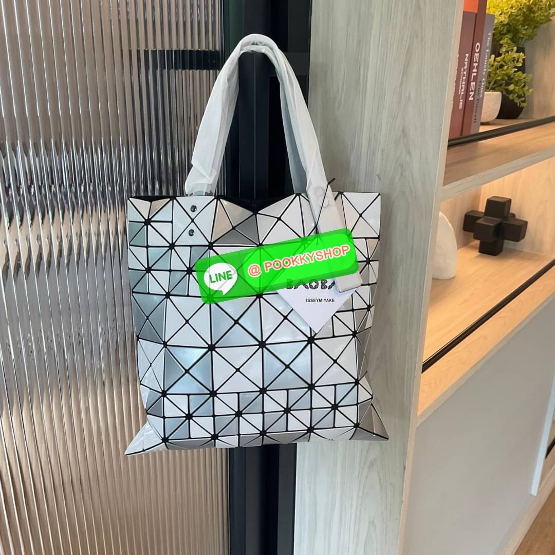 BAO BAO ISSEY MIYAKE ICHIMATSU TOTE BAG กระเป๋าโท้ทลาย ICHIMATSU (ลายตาหมากรุก) และลายธงตาหมากรุก ความแตกต่างระหว่างแสงและความมืดเชื่อมโยงกับการเคลื่อนไหวของชิ้นงาน ทำให้เกิดผลกระทบเมื่อรูปทรงของกระเป๋าเปลี่ยนไป การผสมผสานที่ลงตัวของชิ้นใหญ่และชิ้นเล็กช่ว