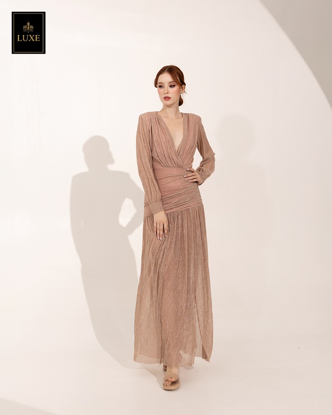 เดรสแฟชั่น แม็กซี่เดรสเสื้อคอวีป้าย แขนยาวเสริมไหล่ กระโปรงจับเดรปย่นเข้ารูปตรงสะโพก