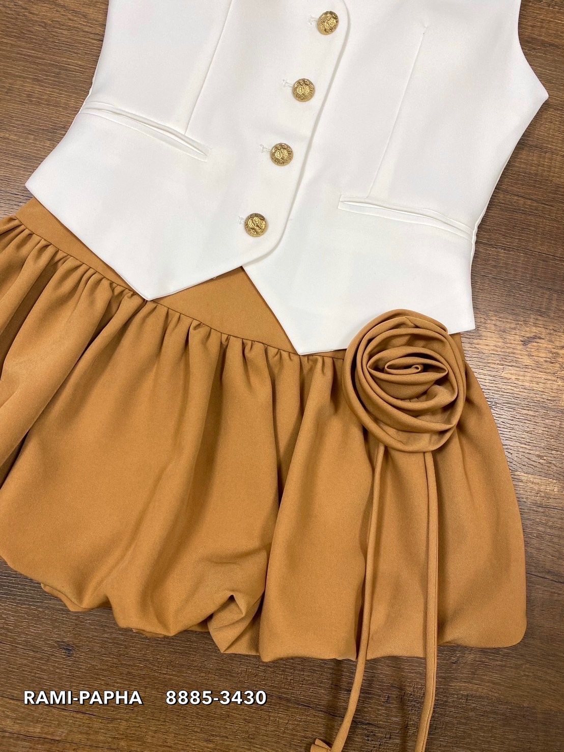 ชุดเซทแฟชั่น ชุดเซต3ชิ้น เสื้อสีขาวกระดุมหน้าสีทองสวยหรูโดดเด่น