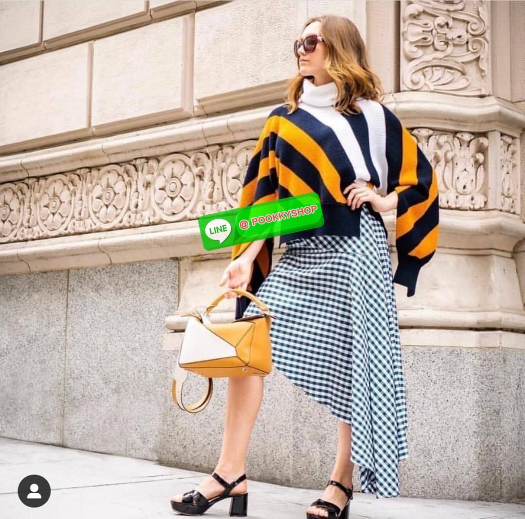 NEW IN! LOEWE CROSSBODY BAG VIP GIFT WITH PURCHASE (GWP) กระเป๋าถือหรือสะพาย Limited Edition จาก LOEWE PERFUME DUTYFREE COUNTER วัสดุ Leather Calfski หนังแท้ (หนังวัว) งานสวยตั้งอยู่ทรง สีสันสดใสทูโน ขนาดกำลังดี น้ำหนักเบา อะไหล่เงิน