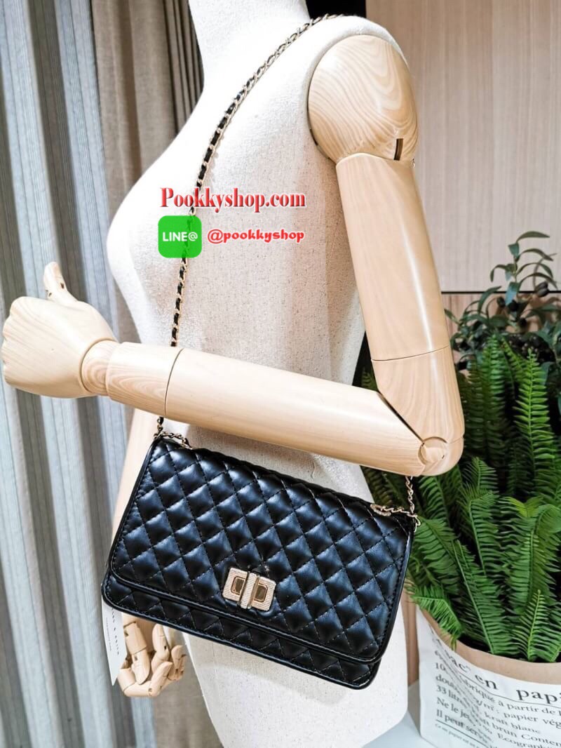 พร้อมส่ง! BEST SELLER! CHARLES & KIETH MINI CLUTCH BAG กระเป๋าสะพายทรงคลัชรุ่นยอดนิยมดีไซน์คลาสสิควัสดุหนังนิ่มลายตารางสวยอยู่ทรงขนาดมินิสไตล์ Chanel เปิดปิดด้วยตัวล๊อคแบบบิดอะไหล่ทอง ด้านหลังประดับโลโก้แบรนด์สวยดูดี มาพร้อมสายสะพายโซ่ร้อยหนัง Crossbody ไ