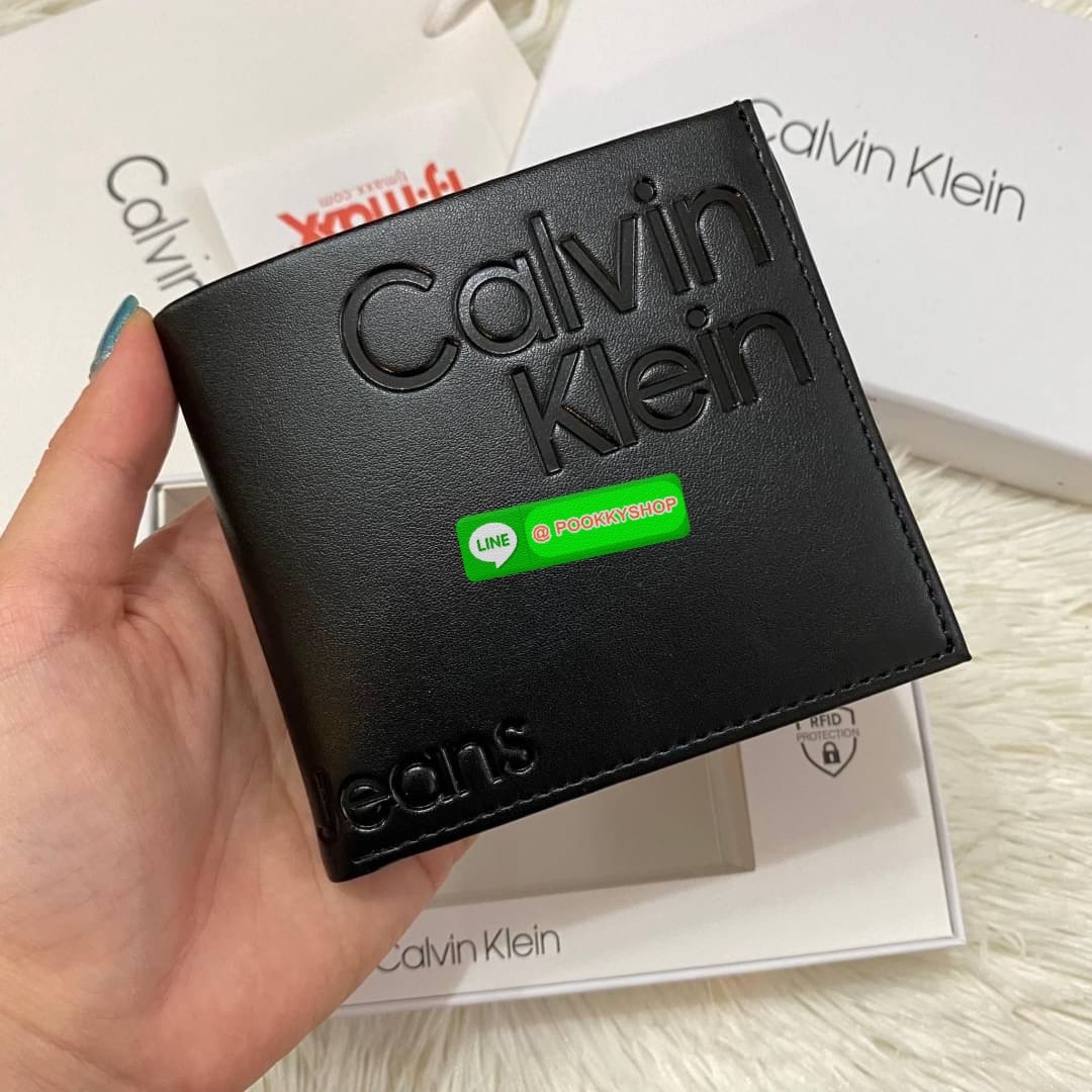 Calvin Klein Bifold Leather Short Wallet กระเป๋าสตางค์ใบสั้น และ ที่ใส่บัตรย่อยแบบเป็นสัดส่วน หนังดี นุ่มมือ รูปลักษณ์เรียบหรูแต่เท่ห์ตามแบบฉบับของแบรนด์Set นี้มาเท่าไรก็หมดคะ รีบจับจองนะคะ มาพร้อมถุงกระดาษแบรนด์และกล่องจ้า สุดคุ้มมอบให้เป็นของขวัญหรือใช้