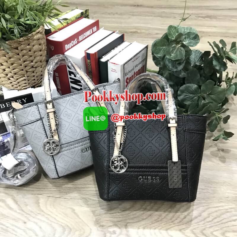 NEW ARRIVAL! GUESS DELANEY CROSS BODY BAG กระเป๋าถือหรือสะพายรุ่นที่ฮิตและขายดีที่สุดจาก GUESS FACTORY คอลเลคชั่นใหม่วัสดุหนังเรียบปั้มลาย GUESS Signature รอบใบสวยหรูอยู่ทรง ขนาดกำลังดี น้ำหนักเบา ด้านหน้าประดับโลโก้พร้อมพวงกุญแจโลโก้แบรนด์ห้อยที่หูหิ้วถอ